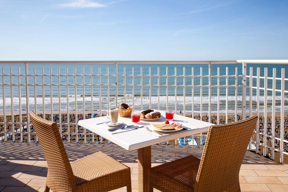 Regent'S Hotel Lido di Jesolo Bagian luar foto